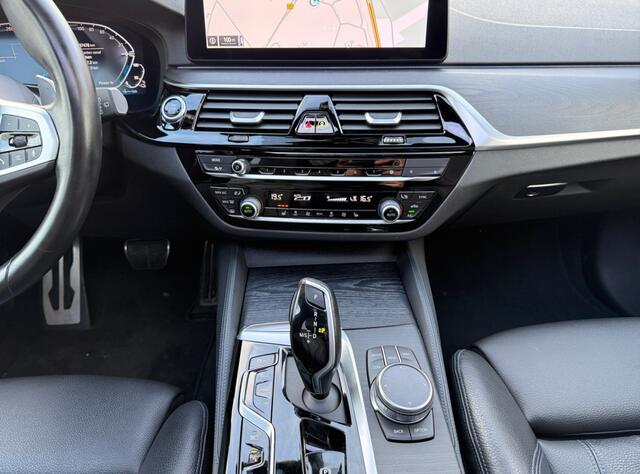 BMW 5-SERIE 530e M-Sport I Shuifdak I Trekhaak I Leder | Apple Carplay/Android Auto | DAB | Elektrisch wegklapbare trekhaak
