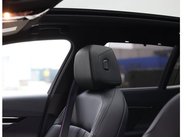 BMW 5-SERIE Touring 530e xDrive | M Performance - Pano - Trekhaak - HUD
