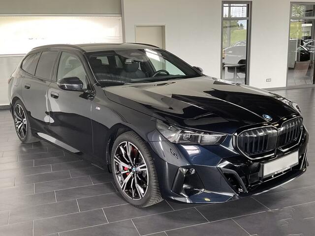 BMW 5-SERIE Touring 540d xDrive M-SPORT Pro ** LED, PANORAMA, LEDER, 20-inch LMV, ICONIC GLOW, TREKH ** Ex BMW - ¤ 32.800 onder NP ** ** INFORMEER OOK NAAR ONZE AANTREKKELIJKE FINANCIAL-LEASE TARIEVEN **