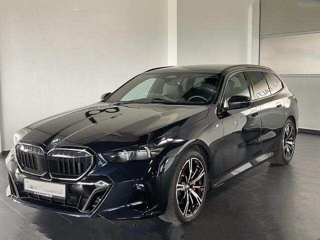BMW 5-SERIE Touring 540d xDrive M-SPORT Pro ** LED, PANORAMA, LEDER, 20-inch LMV, ICONIC GLOW, TREKH ** Ex BMW - ¤ 31.800 onder NP ** ** INFORMEER OOK NAAR ONZE AANTREKKELIJKE FINANCIAL-LEASE TARIEVEN **