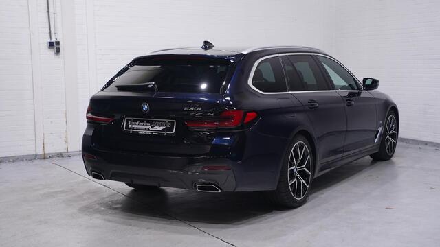 BMW 5-SERIE 530i M Sport 1e eigen NAP NL-auto carbon zwart nappa leder comfort zetels met memory harman-kardon 19"-lmv camera rijassist head-up DAB-ontvangst apple-carplay digitale cockpit M-pakket