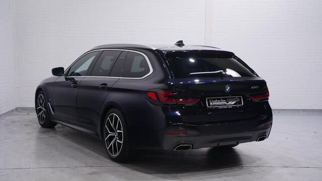 BMW 5-SERIE 530i M Sport 1e eigen NAP NL-auto carbon zwart nappa leder comfort zetels met memory harman-kardon 19"-lmv camera rijassist head-up DAB-ontvangst apple-carplay digitale cockpit M-pakket