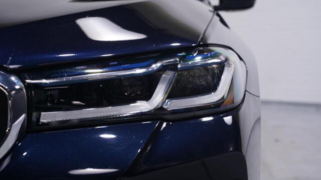 BMW 5-SERIE 530i M Sport 1e eigen NAP NL-auto carbon zwart nappa leder comfort zetels met memory harman-kardon 19"-lmv camera rijassist head-up DAB-ontvangst apple-carplay digitale cockpit M-pakket