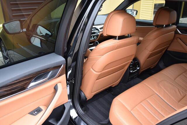 BMW 5-SERIE Touring 540i xDrive High Executive * M-Sport * Stuurverwarming * Comfortstoelen * Panoramadak * Facelift * Laser *