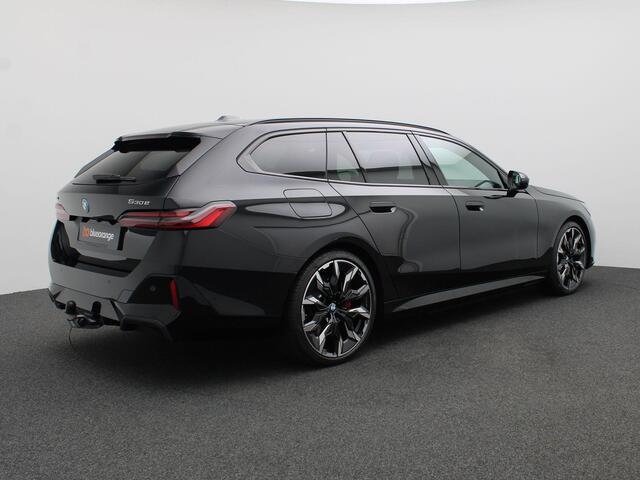 BMW 5-SERIE Touring 530e xDrive 299PK Aut. M-Sport, Panoramadak, Head-Up Display, Stoelverwarming & ventilatie, Bowers & Wilkins Audio, Elektr. Achterklep, Trekhaak, 21" LM Velgen