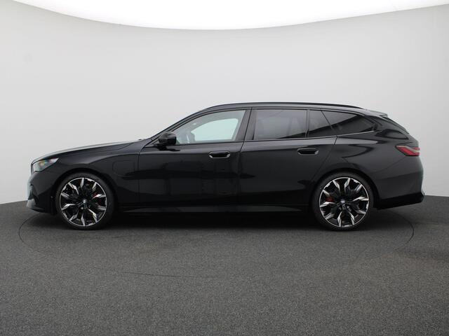 BMW 5-SERIE Touring 530e xDrive 299PK Aut. M-Sport, Panoramadak, Head-Up Display, Stoelverwarming & ventilatie, Bowers & Wilkins Audio, Elektr. Achterklep, Trekhaak, 21" LM Velgen