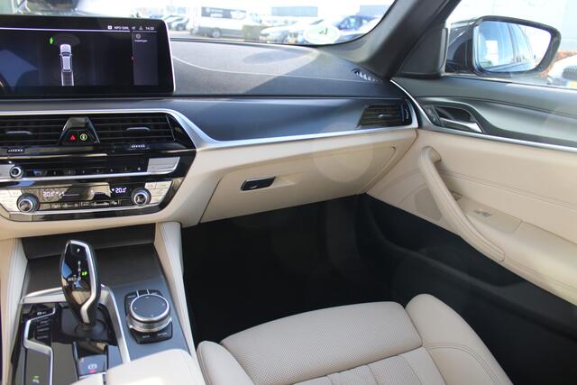 BMW 5-SERIE Touring 530i High Executive M Sport Automaat / Panoramadak / Trekhaak / Sportstoelen / M Sportonderstel / Stuurverwarming / Adaptieve LED / Stoelverwarming