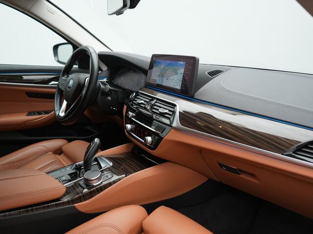 BMW 5-SERIE Touring 530e Luxury Line Plug In Hybrid 293pk Dealer O.H PHEV | Trekhaak Af Fabriek | Camera | Comfortstoelen Memory & Verwarmd | Cruise Control | Apple Carplay | Navigatie | Virtual | DAB | 18" L.M | BMW LED |