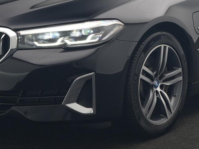 BMW 5-SERIE Touring 530e Luxury Line Plug In Hybrid 293pk Dealer O.H PHEV | Trekhaak Af Fabriek | Camera | Comfortstoelen Memory & Verwarmd | Cruise Control | Apple Carplay | Navigatie | Virtual | DAB | 18" L.M | BMW LED |