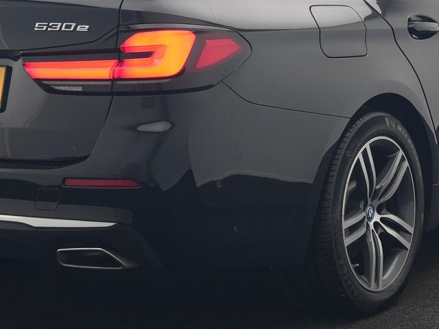 BMW 5-SERIE Touring 530e Luxury Line Plug In Hybrid 293pk Dealer O.H PHEV | Trekhaak Af Fabriek | Camera | Comfortstoelen Memory & Verwarmd | Cruise Control | Apple Carplay | Navigatie | Virtual | DAB | 18" L.M | BMW LED |