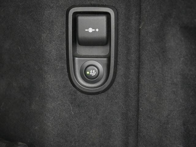 BMW 5-SERIE Touring 530e Luxury Line Plug In Hybrid 293pk Dealer O.H PHEV | Trekhaak Af Fabriek | Camera | Comfortstoelen Memory & Verwarmd | Cruise Control | Apple Carplay | Navigatie | Virtual | DAB | 18" L.M | BMW LED |