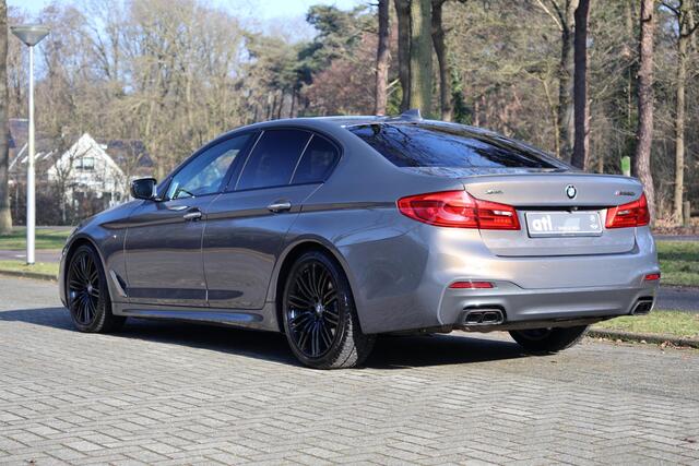 BMW 5-SERIE M550i xDrive High Executive Vol | HUD | Schuifdak | B&W | Soft Close | Massage | Driv ass plus | Standkachel | 360 | DAB | Stoelventilatie | Elektr. trekhaak | Ambient Air | Stuurwielverwarming | Etc.