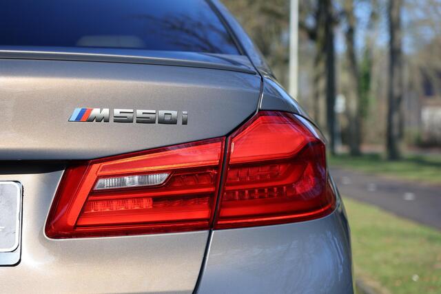 BMW 5-SERIE M550i xDrive High Executive Vol | HUD | Schuifdak | B&W | Soft Close | Massage | Driv ass plus | Standkachel | 360 | DAB | Stoelventilatie | Elektr. trekhaak | Ambient Air | Stuurwielverwarming | Etc.