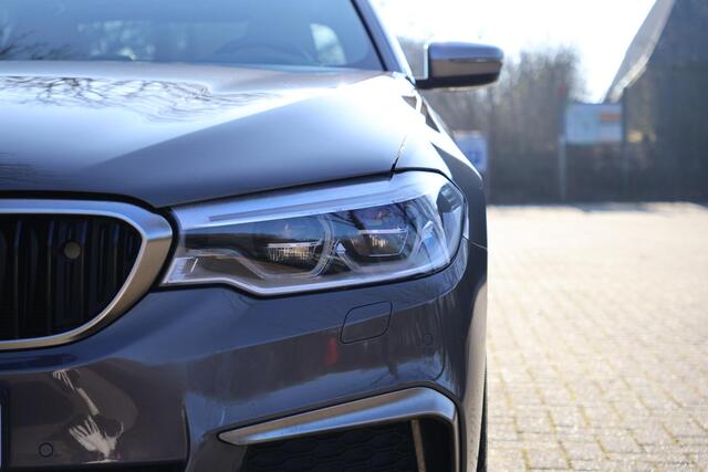 BMW 5-SERIE M550i xDrive High Executive Vol | HUD | Schuifdak | B&W | Soft Close | Massage | Driv ass plus | Standkachel | 360 | DAB | Stoelventilatie | Elektr. trekhaak | Ambient Air | Stuurwielverwarming | Etc.