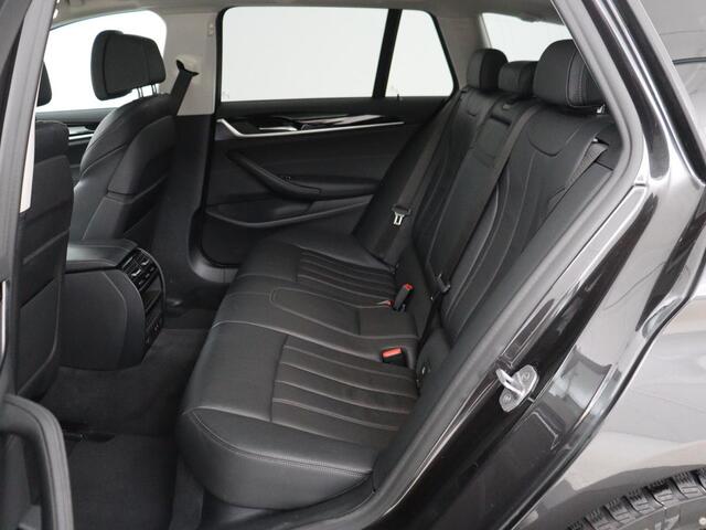 BMW 5-SERIE 520i High Executive | Panoramadak | Leder | Trekhaak | Stoelverwarming | Camera | Live Cockpit | Park Assist | Carplay | Full LED | Navigatie | Climate control | Cruise control