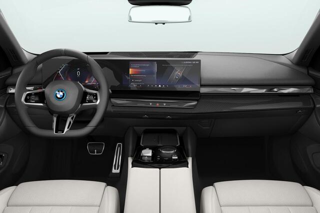 BMW 5-SERIE Touring 550e xDrive / Driving Assistant Professional / Glazen Panoramadak / Harman-Kardon / Head-Up / Adaptief onderstel professional / Trekhaak Zwenkbaar