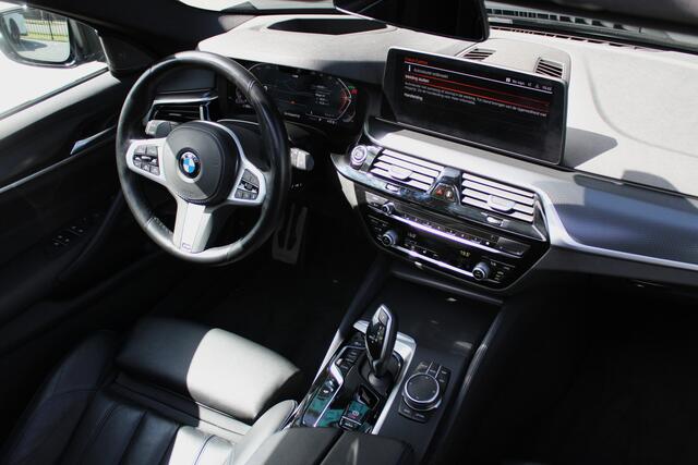 BMW 5-SERIE Touring 530d M-Sport - Trekhaak - Pano - Laser - HUD - 360 Camera - Keyless - Sportstoelen - H&K - Fabrieksgarantie - Rijklaar