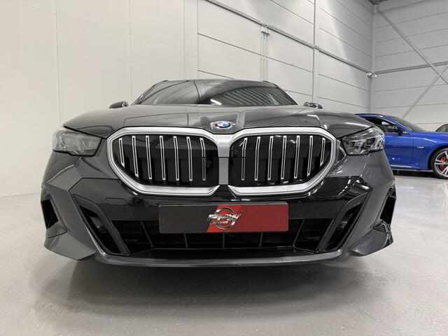 BMW 5-SERIE Touring 520i M-Sport ICONIC PANO/TREKHAAK/H&K/HEAD-UP/360CAMERA/VENTILATIE/DRIVING ASS. PRO/ADAPTIVE-LED/STANDKACHEL/NIEUWPRIJS ¤ 94.454,-/FABRIEKS-GARANTIE TOT 04/2028