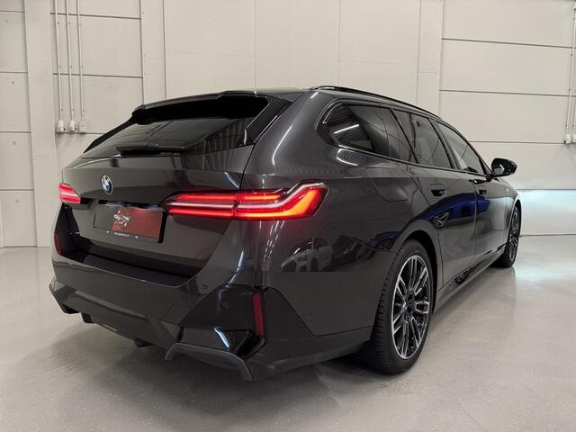 BMW 5-SERIE Touring 520i M-Sport ICONIC PANO/TREKHAAK/H&K/HEAD-UP/360CAMERA/VENTILATIE/DRIVING ASS. PRO/ADAPTIVE-LED/STANDKACHEL/NIEUWPRIJS ¤ 94.454,-/FABRIEKS-GARANTIE TOT 04/2028