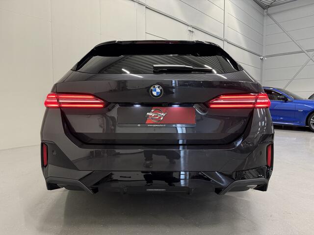 BMW 5-SERIE Touring 520i M-Sport ICONIC PANO/TREKHAAK/H&K/HEAD-UP/360CAMERA/VENTILATIE/DRIVING ASS. PRO/ADAPTIVE-LED/STANDKACHEL/NIEUWPRIJS ¤ 94.454,-/FABRIEKS-GARANTIE TOT 04/2028