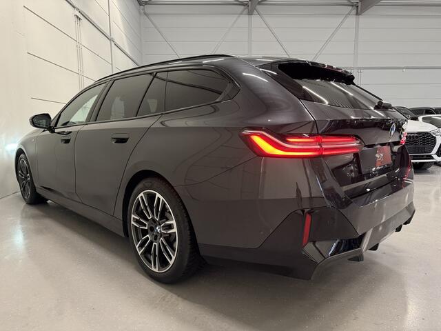 BMW 5-SERIE Touring 520i M-Sport ICONIC PANO/TREKHAAK/H&K/HEAD-UP/360CAMERA/VENTILATIE/DRIVING ASS. PRO/ADAPTIVE-LED/STANDKACHEL/NIEUWPRIJS ¤ 94.454,-/FABRIEKS-GARANTIE TOT 04/2028
