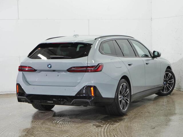 BMW 5-SERIE Touring 550e xDrive M-Sport Pro | Driving Assistant Professional | Trekhaak | Panorama | Harman Kardon