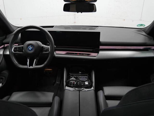 BMW 5-SERIE Touring 550e xDrive M-Sport Pro | Driving Assistant Professional | Trekhaak | Panorama | Harman Kardon