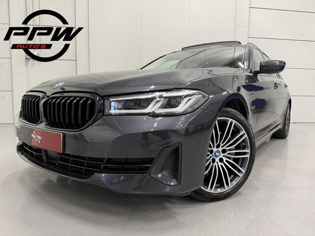 BMW 5-SERIE Touring 530e xDrive High Exe PANO/TREKHAAK/H&K/360CAMERA/ACC/19"M-SPORT BREEDSET/LED-ADAPTIVE/LEER-SPORT/SFEER/CARPLAY/SHADOW-LINE/SOPHISTOGRAU/NET OH BEURT GEHAD BIJ BMW DEALER