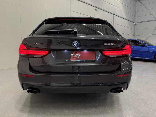 BMW 5-SERIE Touring 530e xDrive High Exe PANO/TREKHAAK/H&K/360CAMERA/ACC/19"M-SPORT BREEDSET/LED-ADAPTIVE/LEER-SPORT/SFEER/CARPLAY/SHADOW-LINE/SOPHISTOGRAU/NET OH BEURT GEHAD BIJ BMW DEALER