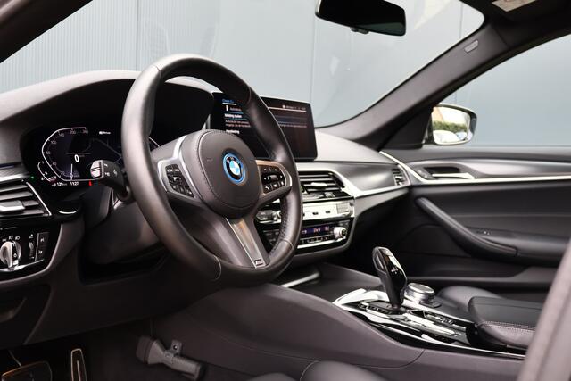BMW 5-SERIE Touring 530e M Sport Business Edition Plus | 19 inch | Leer | Stoelverwarming | Berninagrau Bernstein | Live Cockpit | Apple Carplay / Android Auto | M-pakket