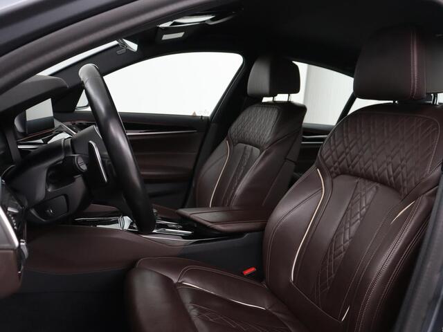 BMW 5-SERIE 520i M Sport | Nappaleder | Head-Up | Stoelverwarming | Camera | Carplay | Sfeerverlichting | 20'' | Live Cockpit | Navigatie | Park Assist | Full LED
