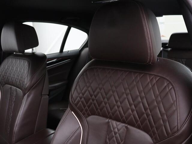 BMW 5-SERIE 520i M Sport | Nappaleder | Head-Up | Stoelverwarming | Camera | Carplay | Sfeerverlichting | 20'' | Live Cockpit | Navigatie | Park Assist | Full LED