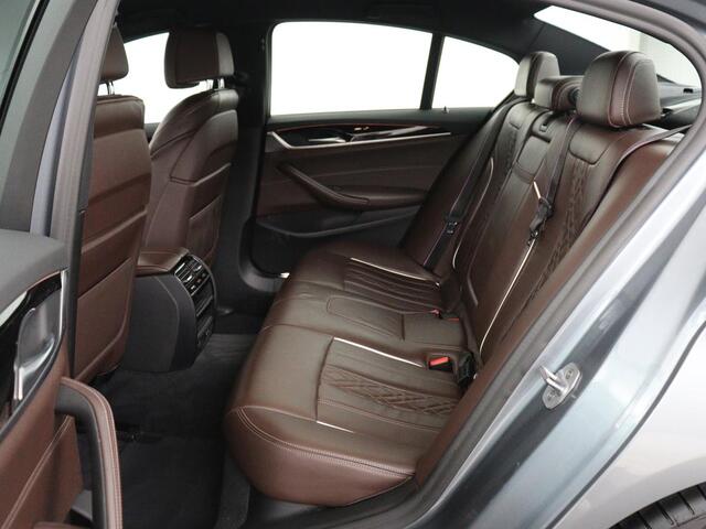 BMW 5-SERIE 520i M Sport | Nappaleder | Head-Up | Stoelverwarming | Camera | Carplay | Sfeerverlichting | 20'' | Live Cockpit | Navigatie | Park Assist | Full LED