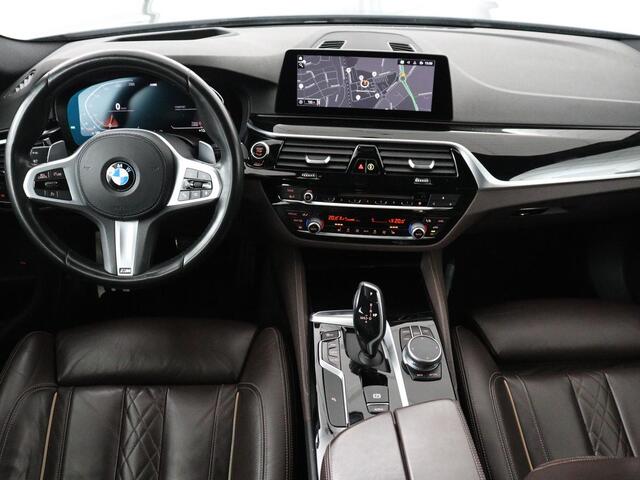 BMW 5-SERIE 520i M Sport | Nappaleder | Head-Up | Stoelverwarming | Camera | Carplay | Sfeerverlichting | 20'' | Live Cockpit | Navigatie | Park Assist | Full LED