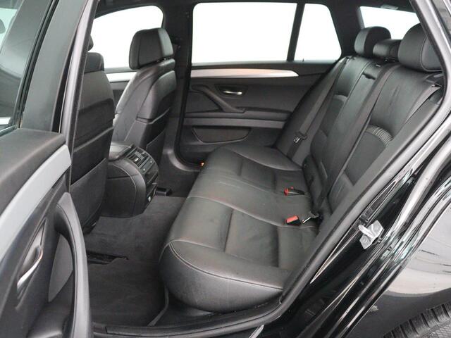 BMW 5-SERIE Touring 530d Luxury Line | Adaptive cruise | Head-Up | Leder | Trekhaak | Stoel & stuurverwarming | Camera | Navigatie | Achterbankverwarming | Parkeerhulp | Bluetooth