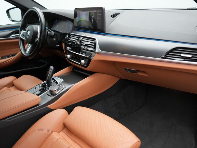 BMW 5-SERIE Touring 530e M Sport Plug in Hybrid 293pk Dealer O.H PHEV | Trekhaak af fabriek | Adaptive Cruise | 19"L.M | Lederen Sportstoelen Verwarmd | Camera & Parkassist | Apple Carplay | Sfeerverlichting |