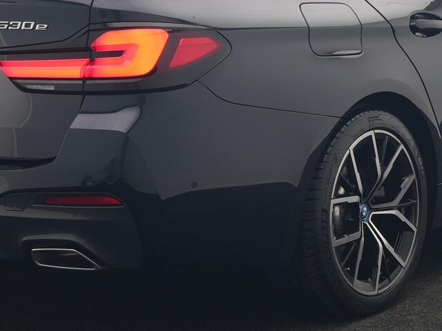 BMW 5-SERIE Touring 530e M Sport Plug in Hybrid 293pk Dealer O.H PHEV | Trekhaak af fabriek | Adaptive Cruise | 19"L.M | Lederen Sportstoelen Verwarmd | Camera & Parkassist | Apple Carplay | Sfeerverlichting |