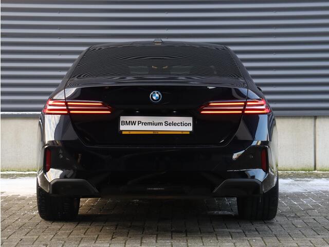 BMW 5-SERIE Sedan 530e | M Sportpakket | Panodak | Head-Up | Harman Kardon | Comfort Access | Stoelventilatie | Parking Assistant Plus | Driving Assistant | 20'' LMV