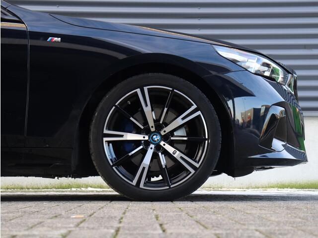 BMW 5-SERIE Sedan 530e | M Sportpakket | Panodak | Head-Up | Harman Kardon | Comfort Access | Stoelventilatie | Parking Assistant Plus | Driving Assistant | 20'' LMV