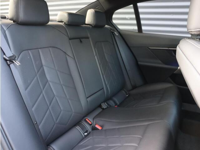 BMW 5-SERIE Sedan 530e | M Sportpakket | Panodak | Head-Up | Harman Kardon | Comfort Access | Stoelventilatie | Parking Assistant Plus | Driving Assistant | 20'' LMV