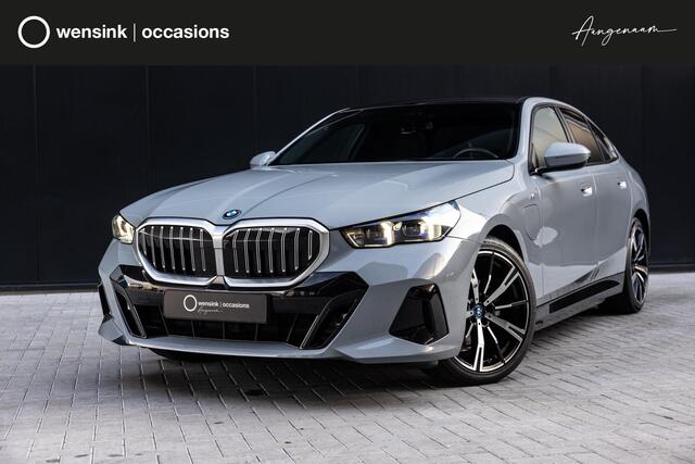 BMW 5-SERIE 530e M Sport Edition | SOH 98,1% | M-Sport | Adaptieve LED verlichting | Driving Assistant Professional | Harman/Kardon | Shadow Line | Comfort Pakket | Panoramadak | HUD | Stoelverwarming/Koeling |