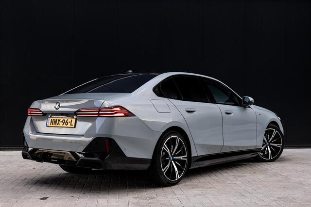 BMW 5-SERIE 530e M Sport Edition | SOH 98,1% | M-Sport | Adaptieve LED verlichting | Driving Assistant Professional | Harman/Kardon | Shadow Line | Comfort Pakket | Panoramadak | HUD | Stoelverwarming/Koeling |