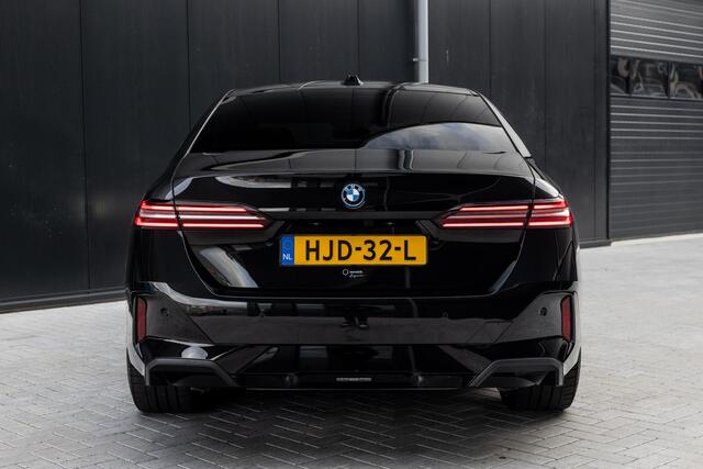 BMW 5-SERIE 550e xDrive | SOH 95,6% | M-Sport | Comfortstoelen met Geheugen | Adaptief Onderstel | Comfort Pakket | Panoramadak | Driving Assistant Professional | Shadow Line | Adaptieve LED Verlichting | DAB | Bowers & Wilkins |