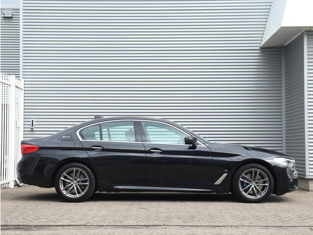 BMW 5-SERIE Sedan 530e | High Executive | M Sportpakket | Trekhaak | Comfort Stoelen | Achteruitrijcamera | 18'' LMV