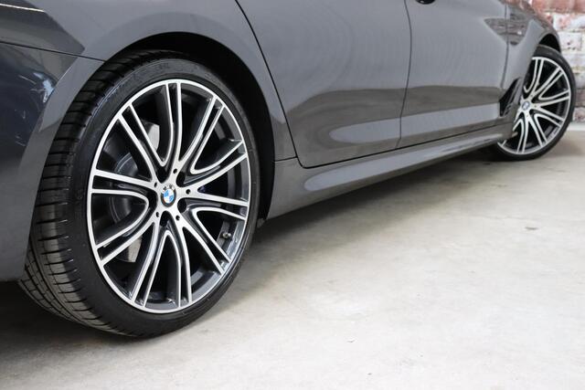 BMW 5-SERIE Touring 530i High Executive M Sport Pakket Automaat / Navigatiesysteem Professional / Head-Up Display / Comfortstoelen / Trekhaak / Sfeerverlichting / Driving Assistant / Stoelverwarming / Multifunctioneel Instrumentendisplay / Hifi / Adaptieve LED-kopla