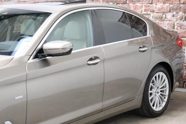 BMW 5-SERIE Sedan 530i High Executive Luxury Line Automaat / Navigatiesysteem Professional / Schuif-/kanteldak / Comfortstoelen / Adaptieve LED-koplamp / Leder / Driving Assistant / Head-Up Display / Neerklapbare Achterbank / Parkeerhulpsysteem / Stoelverwarming / Ch