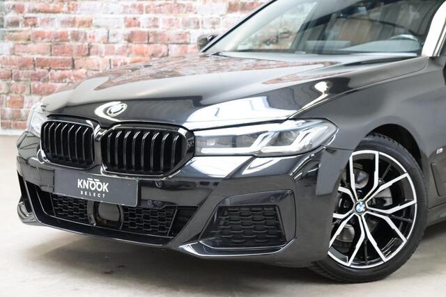 BMW 5-SERIE Touring 520i High Executive M Sport Pakket Automaat / Panoramadak / Trekhaak / Comfortstoelen / Laserlight / Adaptieve Cruise Control / Parkeerhulpsysteem / Hifi / Live Cockpit Professional / Shadow Line / Stoelverwarming / Extra Getint Glas