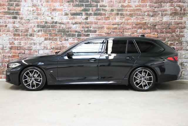 BMW 5-SERIE Touring 520i High Executive M Sport Pakket Automaat / Panoramadak / Trekhaak / Comfortstoelen / Laserlight / Adaptieve Cruise Control / Parkeerhulpsysteem / Hifi / Live Cockpit Professional / Shadow Line / Stoelverwarming / Extra Getint Glas