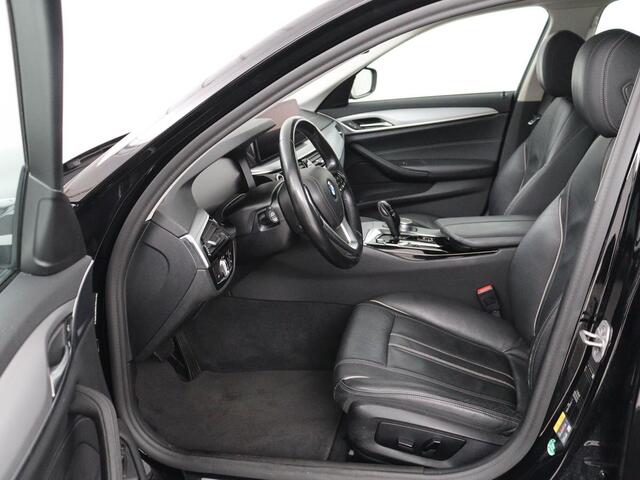 BMW 5-SERIE 530e Executive | Leder | Trekhaak | Stoelverwarming | Live Cockpit | Carplay | Achterbankverwarming | Navigatie | Parkeerhulp |