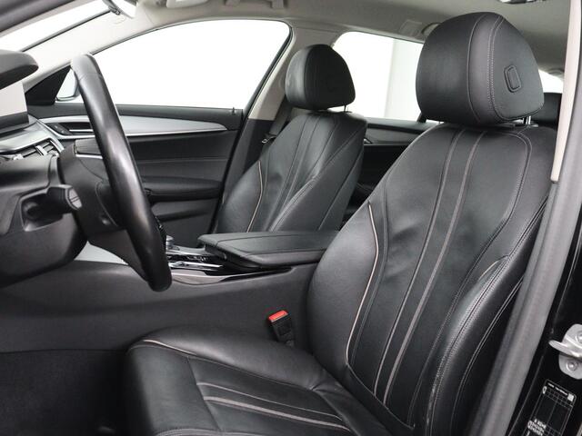 BMW 5-SERIE 530e Executive | Leder | Trekhaak | Stoelverwarming | Live Cockpit | Carplay | Achterbankverwarming | Navigatie | Parkeerhulp |